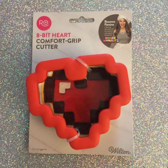 8-Bit Heart Comfort Grip Cookie Cutter - Picture 1 of 4